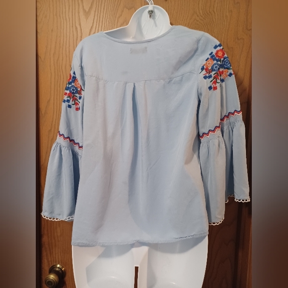 New small floral embroidered lace cutout bell sleeve blouse - Picture 5 of 8